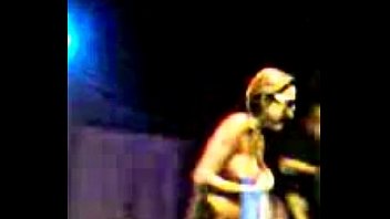 Die Danadinha do Baile Funk jc (Frau ohne Vorstellung und ohne Kleidung auf der Bühne)