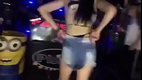 Novinha mostrando a calcinha no palco do baile funk