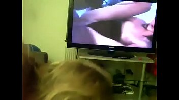 Мачеха делает минет пасынку, пока он смотрит порно