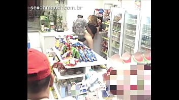 Câmera de segurança em loja de conveniência flagra homem fodendo morena safada