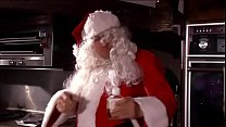 Alexis Silver en costume de père Noël aide le chanceux à passer la nuit de Noël d'une manière très spéciale