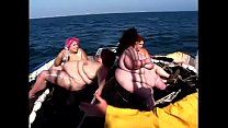 Quatre sauveteurs BBW sales se baisent sur le pont avec des jouets sur le bateau