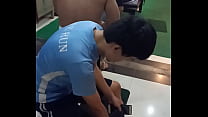 Homem chinês nu no clube esportivo de Phnom Penh
