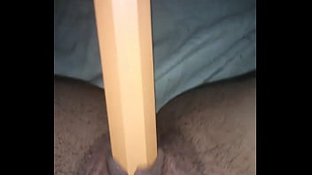 Masturbazione con una matita gigante