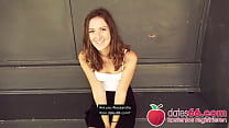 Quel TEENIE HORNY! → Alessandra Amore ← suce et chevauche la bite en public ! ◆ Dates66.com (PLEINE SCÈNE)