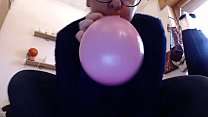 Esses balões coloridos excitam tanto sua mãe que ela chia como nunca antes