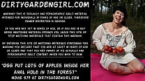 Dirtygardengirl steckte viele Äpfel in ihr Analloch im Wald