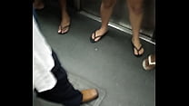 Heißes Girl in Shorts in der U-Bahn
