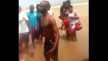 Либерийка с треснутой головой делает минет на пляже