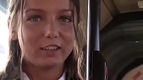 Mädchen nackt ausgezogen und b. im öffentlichen Bus gefickt