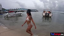 Stuzzica la spiaggia e scopa romantica con la moglie tailandese
