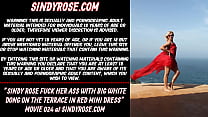 Sindy Rose se folla el culo con una gran polla blanca en la terraza con un mini vestido rojo