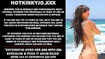 Hotkinkyjo abre su culo con espéculo XXL y lo folla a 40cm de profundidad con un consolador