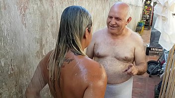 Vovô dando Banho na Novinha que conheceu na Praia !!! Paty Bumbum - Vovo doidera - El Toro De Oro