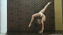 Hot teen babe fait de la gymnastique nue Dora Tornaszkova