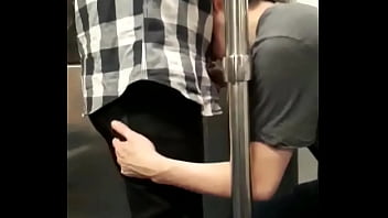 地下鉄でチンポをしゃぶる青年