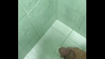 Batendo punheta no banho querendo um cuzinho apertado