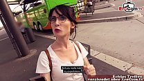 Estudante alemão é rebocado para um encontro de sexo de verdade da EroCom e bate em público em frente à feira de Vênus