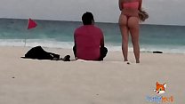 Показывая свою задницу в стрингах на пляже и разогревая мужчин, только двое осмелились прикоснуться ко мне (полное видео в premium xvideos channel)