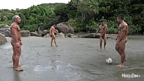 Голый футбол на пляже