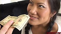 Petite Asian lutscht massiven Schwanz und reitet ihn für Geld