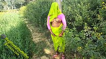 Pareja india Injoy Sexo al aire libre en el pueblo PORNO EN HINDI