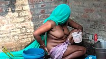 Vídeo sobre o banho em Indian Village Desi, em hindi Desi Radhika