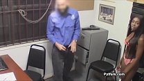 黒檀の泥棒は、角質の警備員によってバックオフィスで罰せられました