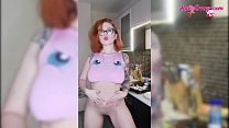 Tetona Pelirroja Baila Desnudo en la Cocina - Suave Erotismo