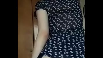 Sexy Mädchen mit Kleid sitzt Güerita