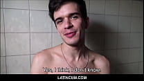 Любительский молодой латиноамериканский твинк заплатил наличными, чтобы трахнуть незнакомца с большим хуем в ванной