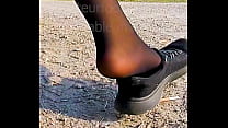 Sneakers pieds fétichisme des pieds clip vidéo fille orteil glisse hors de ses chaussures malodorantes en sueur