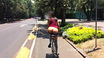 Путита Чиланга ЭКСПОНЕНТ показывает свою задницу на велосипеде. Лес Чапультепек (2). ЛЮБИТЕЛЬСКИЙ. Большая задница