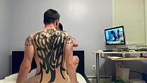 Músculo tatuado fodendo estilo cachorrinho
