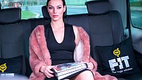 VIP SEX VAULT - Гламурная милфа жена Сара Хайлайт трахается с таксистом в дороге
