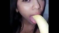 Si masturba con una banana