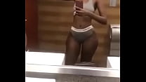La guapa ugandesa Jenny Nasasira muestra un cuerpo increíble en la ducha