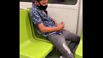Uomo mascherato che si masturba in metropolitana