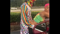 Gibby The Clown scopa Jasamine Banks fuori in pieno giorno