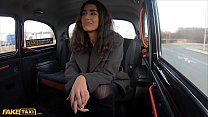 Gata asiática de táxi falsa com meia-calça rasgada e buceta fodida por taxista italiano