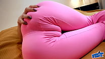 Magnífico cameltoe rosado gordo y enorme trasero de burbuja en una flaca