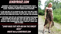 Sindy Rose poing son cul sur le chemin forestier