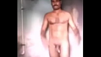 Tío indio mostrando el cuerpo desnudo en la cámara y su polla gruesa