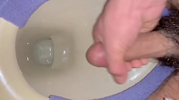 Ragazzo si masturba in bagno pubblico