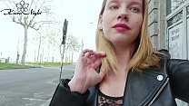 Estudante Mostrando Peitos Na Rua E Buceta Masturbar Depois De Uma Caminhada