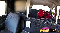 Female Fake Taxi Skater Punk fickt süße zierliche Babe zum Orgasmus auf dem Rücksitz