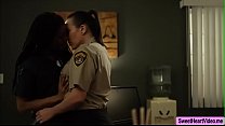 Kira hilft Officer Sinns Muschi zum Orgasmus