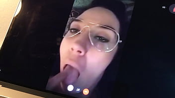 Milf madura española sacando la lengua por webcam para que se le corran en la cara. A esta curvy gordita le gusta mucho hacer la guarra y tener cibersexo con sus fans.