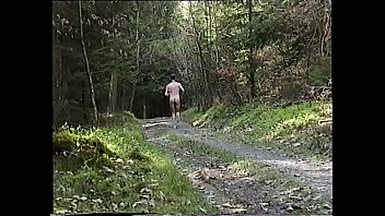 BluttBoy fait du jogging nu à Puderbach (D)