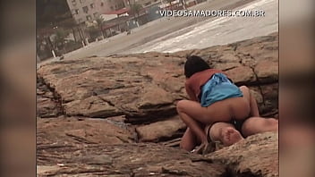 Pareja exhibicionista atrapada teniendo sexo en playa urbana en Brasil